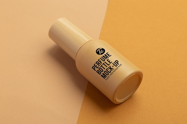 Diseño de maqueta de botella de spray de perfume beige aislado