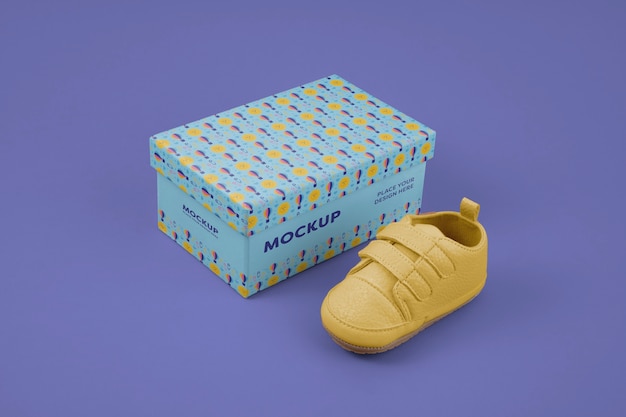 Diseño de maqueta de caja de zapatos de cartón.