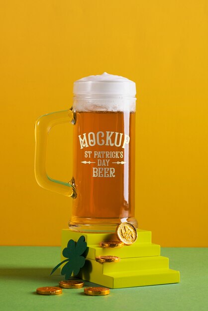 El diseño de la maqueta de cerveza del día de san patricio.