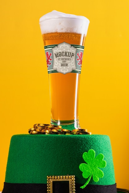 PSD el diseño de la maqueta de cerveza del día de san patricio.