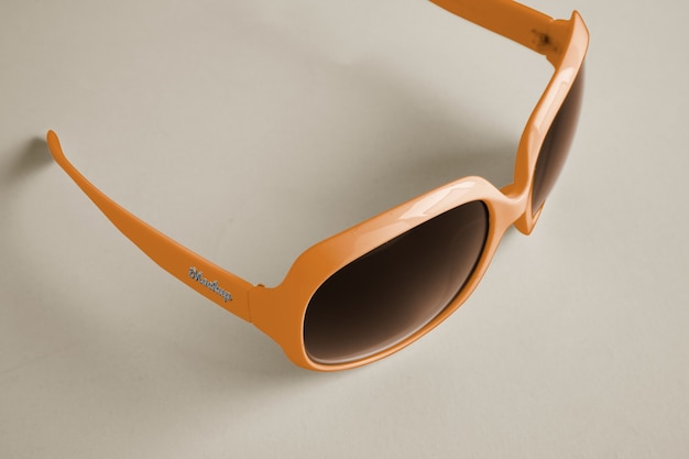 Diseño de maqueta de gafas de sol con estilo