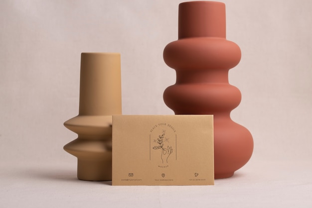 Diseño de maqueta de papelería con jarrón hueco.