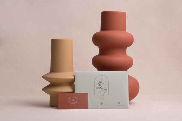 Diseño de maqueta de papelería con jarrón hueco.