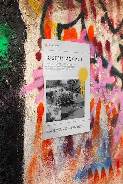 Diseño de maqueta de póster grunge en superficie rugosa al aire libre con pintura en aerosol