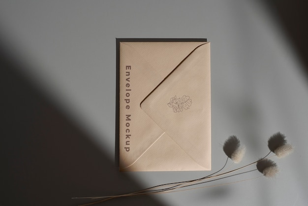 Diseño de maqueta de sobre de papel con flor.