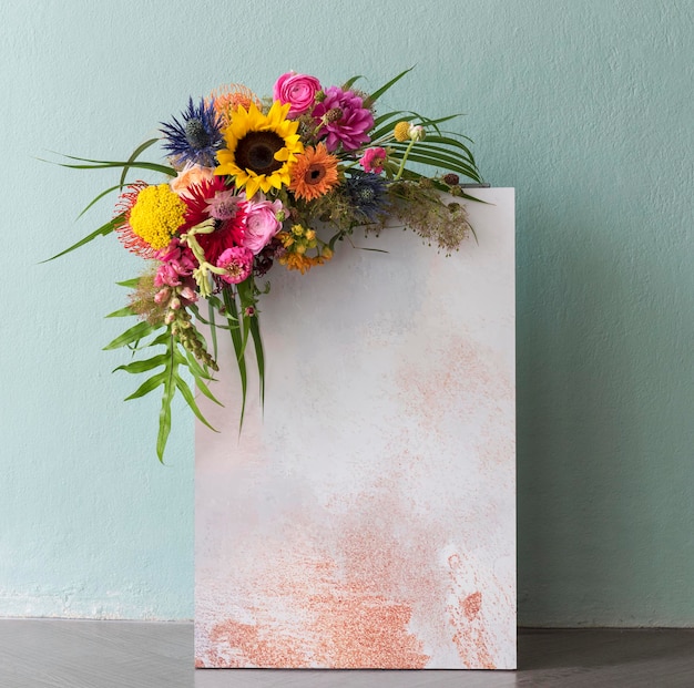 Diseño de maqueta de tablero floral floreciente en blanco