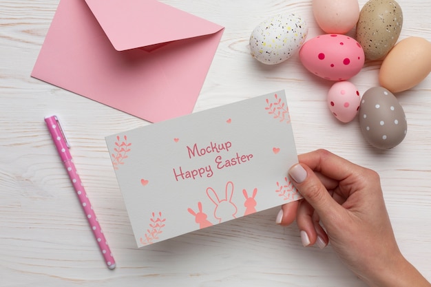 Diseño de maqueta de tarjeta de pascua feliz con huevos de pascua