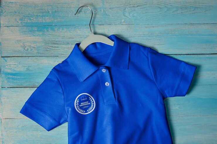 PSD diseño de maqueta de vestimenta de uniforme escolar para niños.