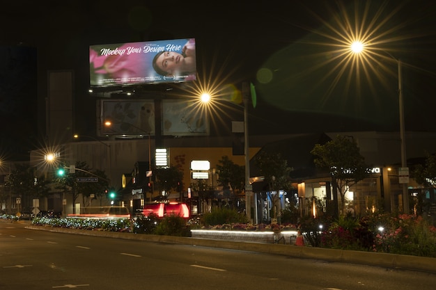 Diseño de maquetas de publicidad al aire libre por la noche