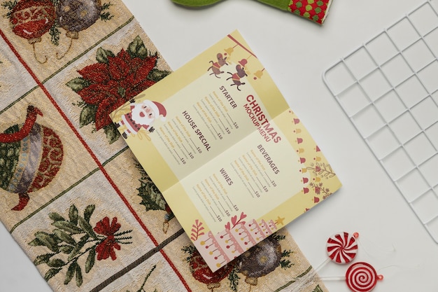 Diseño de menú navideño con decoración navideña