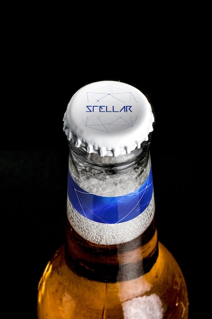 PSD diseño de mock up de chapa botellín de cerveza