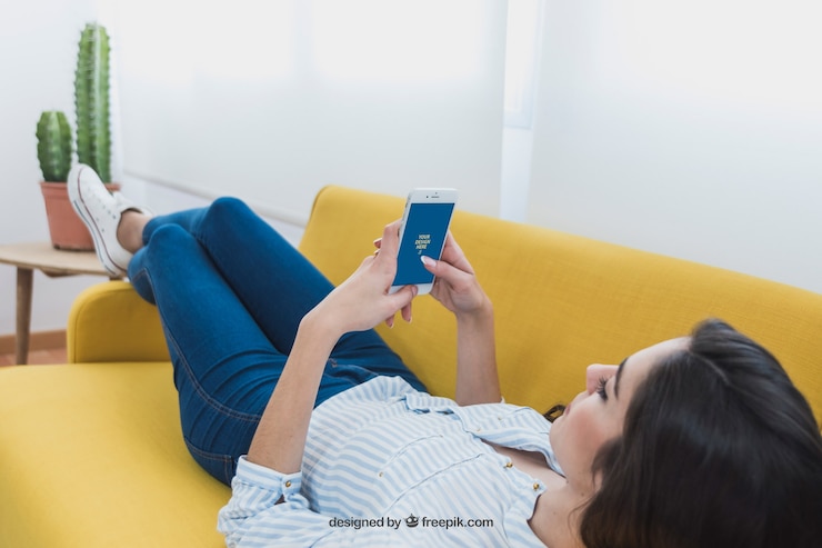 PSD diseño de mockup de mujer usando el teléfono móvil