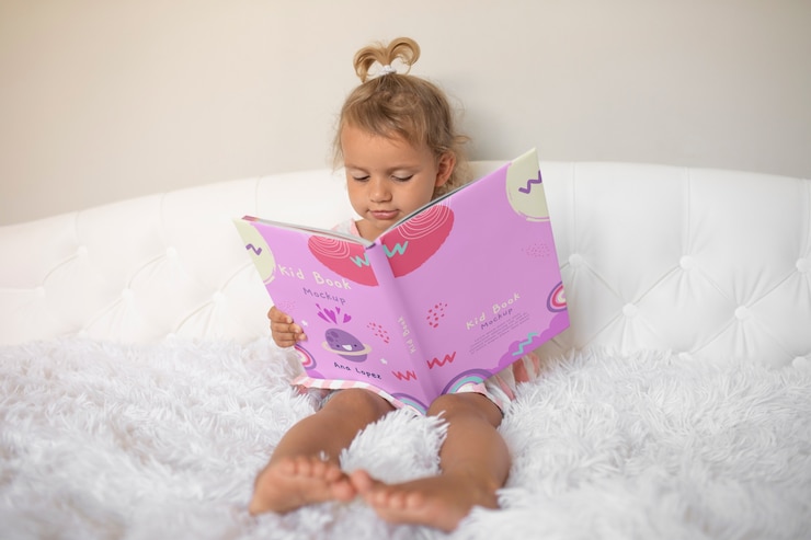 PSD diseño de mockup de un niño con un libro