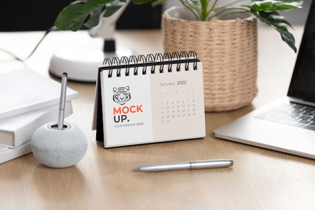 Display da tavolo con mockup del calendario nella vita reale