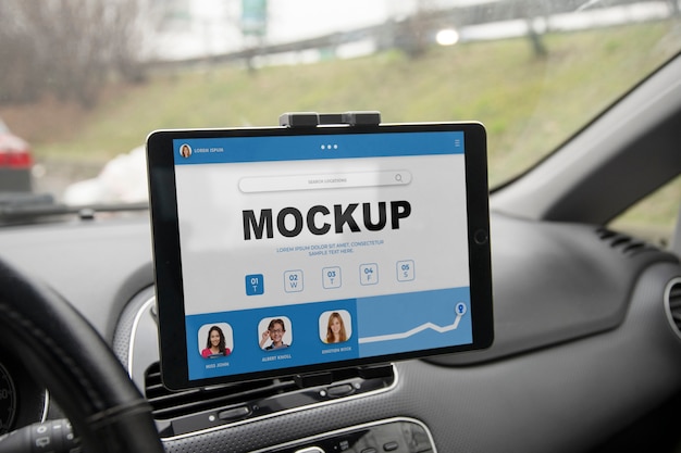 Dispositivo tablet utilizzato come gps in un'auto