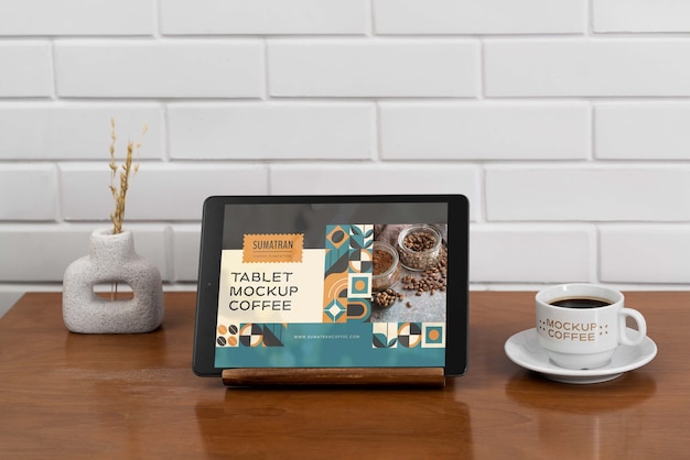 Dispositivo de tableta con taza de café