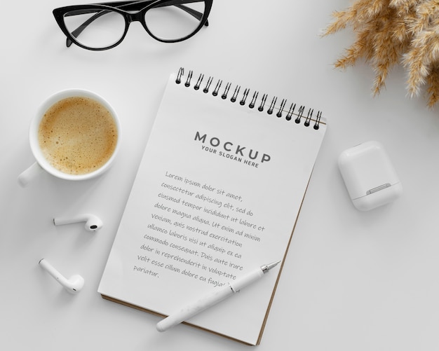 Disposizione con blocco note mock-up su una scrivania