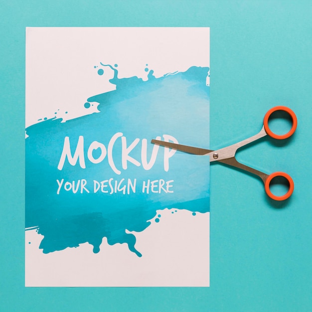 Disposizione con carta mock-up e forbici