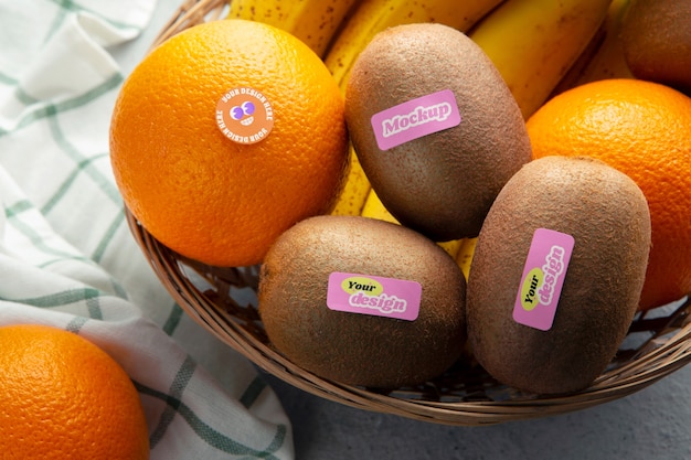 Disposizione dei frutti con mockup adesivo