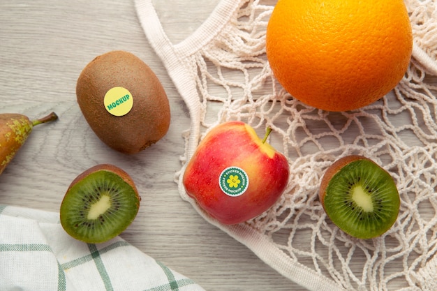Disposizione dei frutti con mockup adesivo