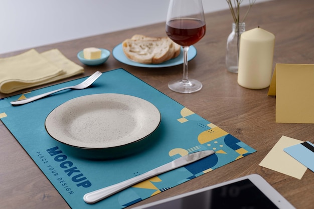Disposizione dei tavoli del ristorante con mock-up di tovagliette
