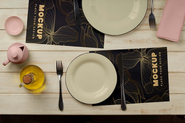 Disposizione dei tavoli del ristorante con mock-up di tovagliette