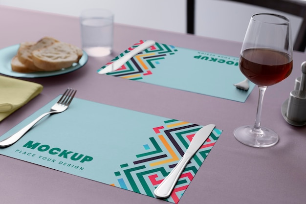 Disposizione dei tavoli del ristorante con mock-up di tovagliette