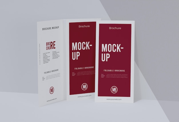Disposizione del modello di brochure isolato su bianco