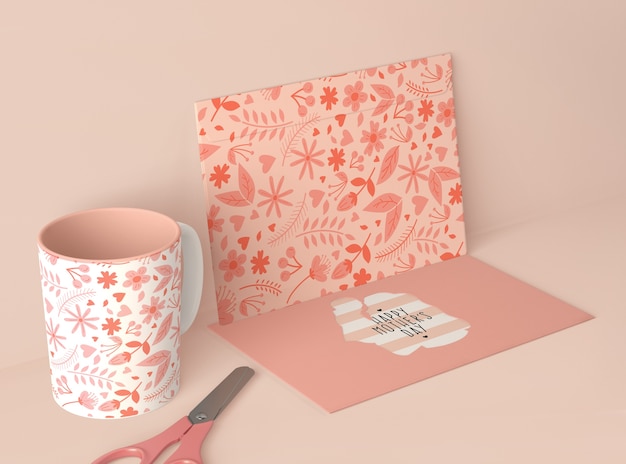Disposizione dell'angolo alto per la festa della mamma con il creatore della scena della carta