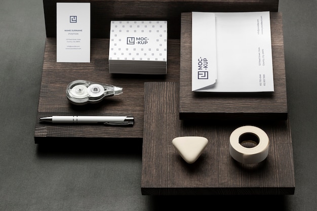 Disposizione della cancelleria mock-up su legno