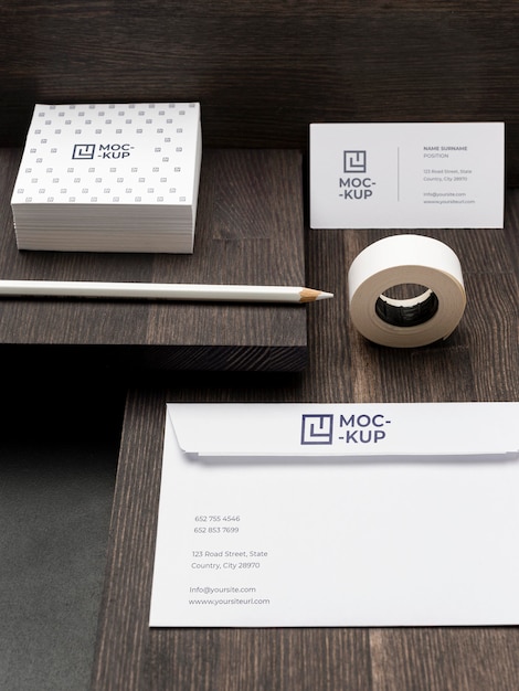 Disposizione della cancelleria mock-up su legno