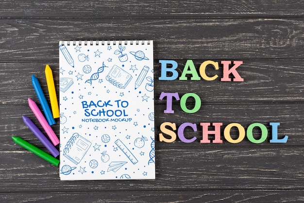 Disposizione delle forniture scolastiche dall'alto