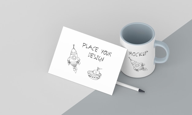 Disposizione di mock-up di tazze personalizzate
