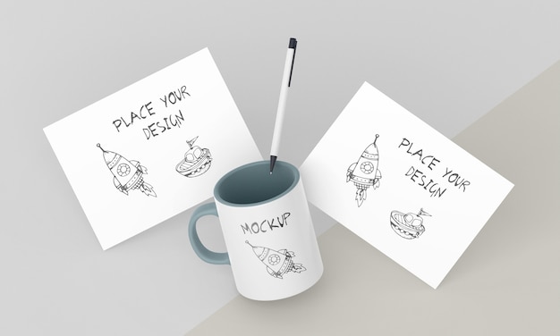 Disposizione di mock-up di tazze personalizzate