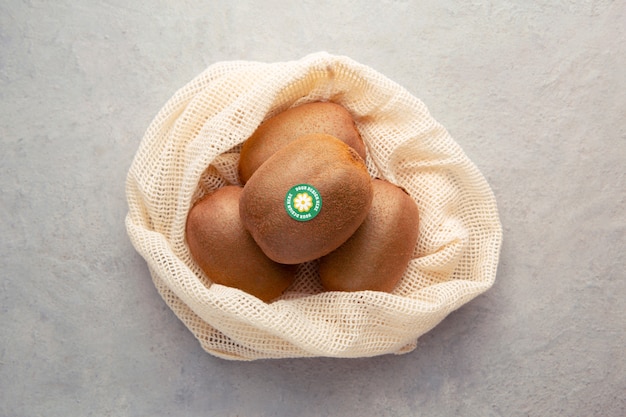 Disposizione kiwi con mockup adesivo