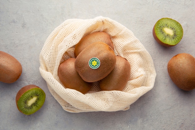 Disposizione kiwi con mockup adesivo