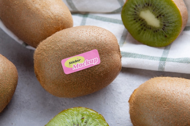 Disposizione kiwi con mockup adesivo