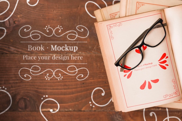 Disposizione piana del libro mock-up con gli occhiali