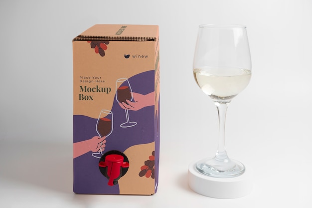 Distributeur De Vin En Carton Avec Verre