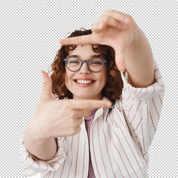 Dite formaggio felice giovane donna autentica con gli occhiali che guarda attraverso le cornici di foto a mano gesto e sorriso con denti bianchi ampio sorriso immaginando bel momento sfondo bianco