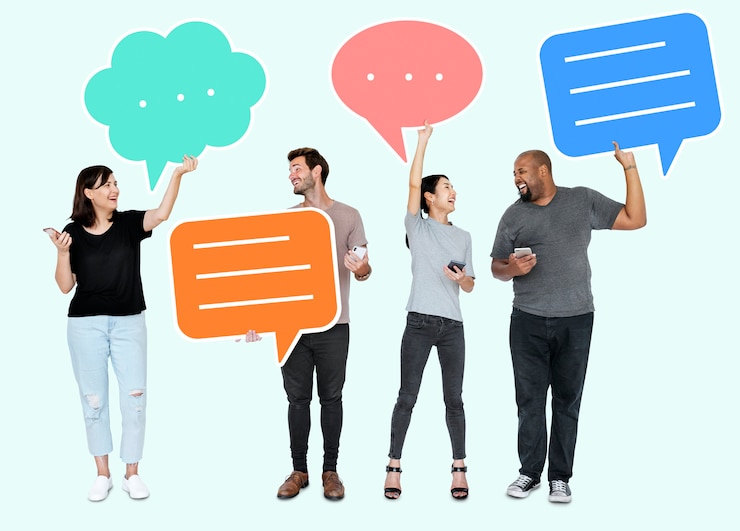 PSD divers médias sociaux personnes tenant des symboles de bulle de dialogue