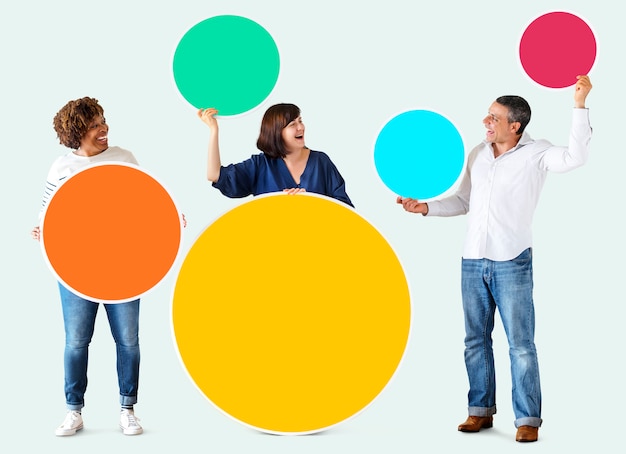 Diversas personas sosteniendo coloridos círculos en blanco