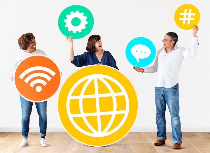 PSD diverse persone con icone social media