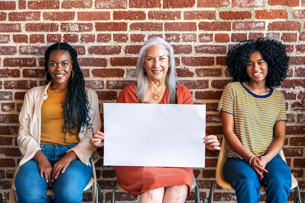 Diverses Femmes Montrant Un Modèle D'affiches Vierges