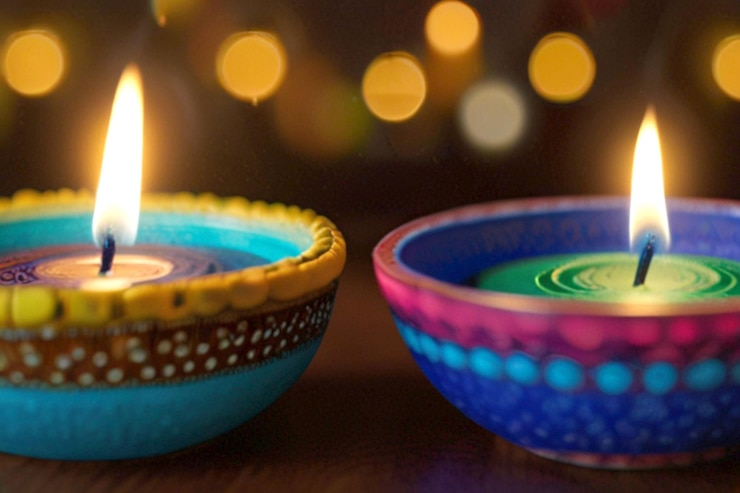 PSD diwali una mujer enciende velas con una vela en el fondo