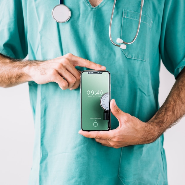 Docteur Montrant La Maquette D'un Smartphone