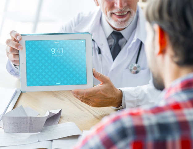 Docteur Montrant La Tablette Au Patient