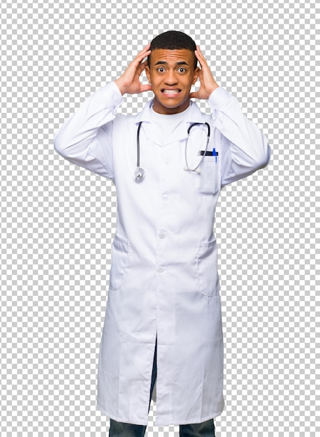 PSD el doctor afroamericano joven del hombre toma las manos en la cabeza porque tiene jaqueca
