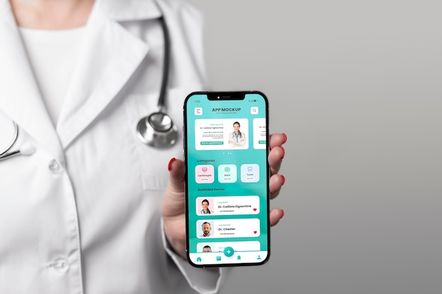 PSD doctor de vista frontal con teléfono inteligente