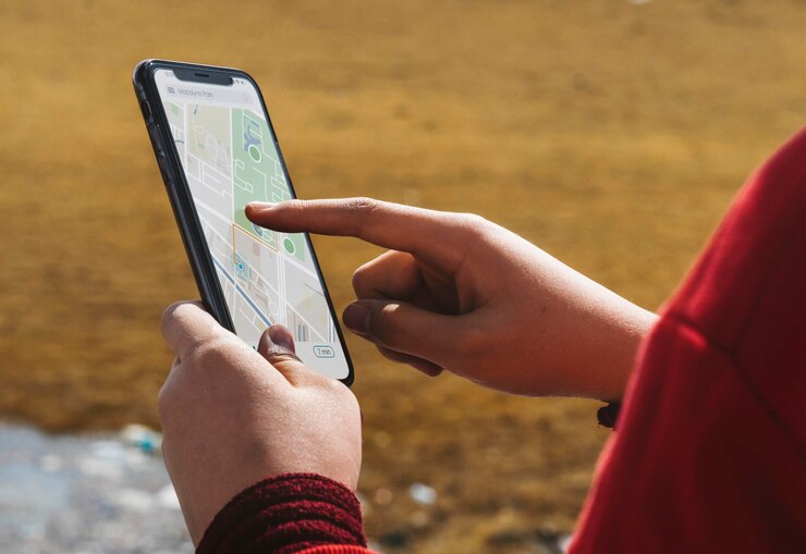 PSD donna all'aperto utilizzando un'applicazione mappa smartphone